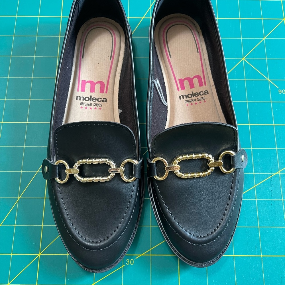 NWOT Moleca Original Shoes Flats Loafers Comfy Sze 6.5 Wide Black w/ Gold Accent